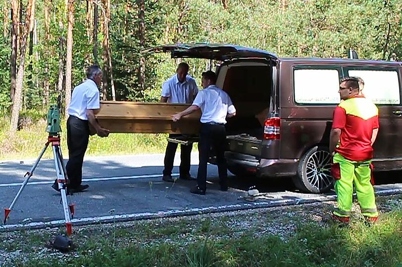 Das Geschlecht der Person am Steuer des ersten Wagens war zunächst ebenso unklar wie die Identitäten der weiteren Beteiligten.