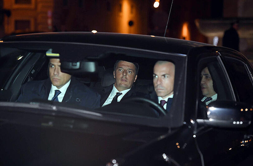 Matteo Renzi (m.) ist als Ministerpräsident Italiens zurückgetreten.