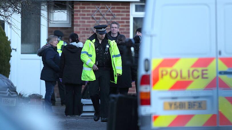 Die Polizei ermittelt in dem Haus des Doppelagenten Skripal, der mit seiner Tochter Opfer eines Nervengift Angriffs wurde. Der vergiftete russische Ex-Doppelagent Skripal und seine Tochter sind wohl zuhause in Kontakt mit dem Kampfstoff gekommen.