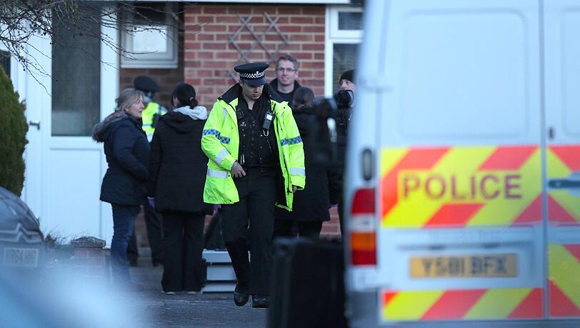 Die Polizei ermittelt in dem Haus des Doppelagenten Skripal, der mit seiner Tochter Opfer eines Nervengift Angriffs wurde. Der vergiftete russische Ex-Doppelagent Skripal und seine Tochter sind wohl zuhause in Kontakt mit dem Kampfstoff gekommen. Die Polizei ermittelt in dem Haus des Doppelagenten Skripal, der mit seiner Tochter Opfer eines Nervengift Angriffs wurde. Der vergiftete russische Ex-Doppelagent Skripal und seine Tochter sind wohl zuhause in Kontakt mit dem Kampfstoff gekommen.