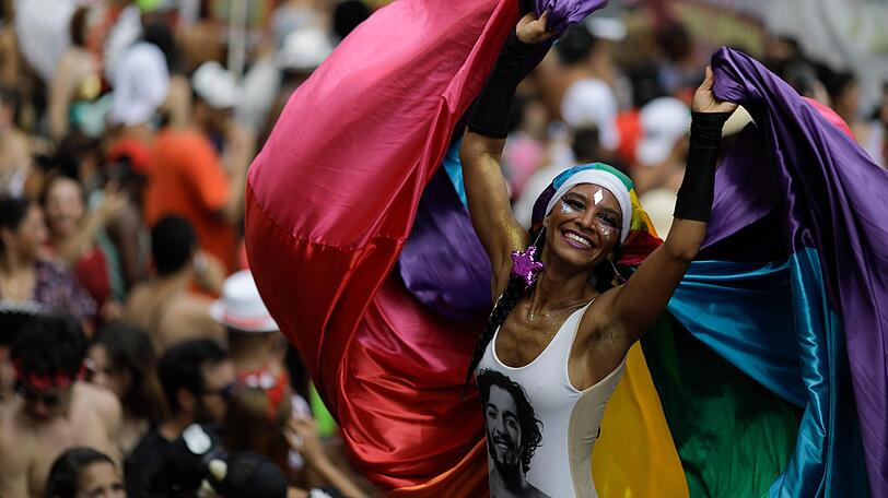 Rio De Janeiro: Eine Frau feiert zum Start des Karnevals.
