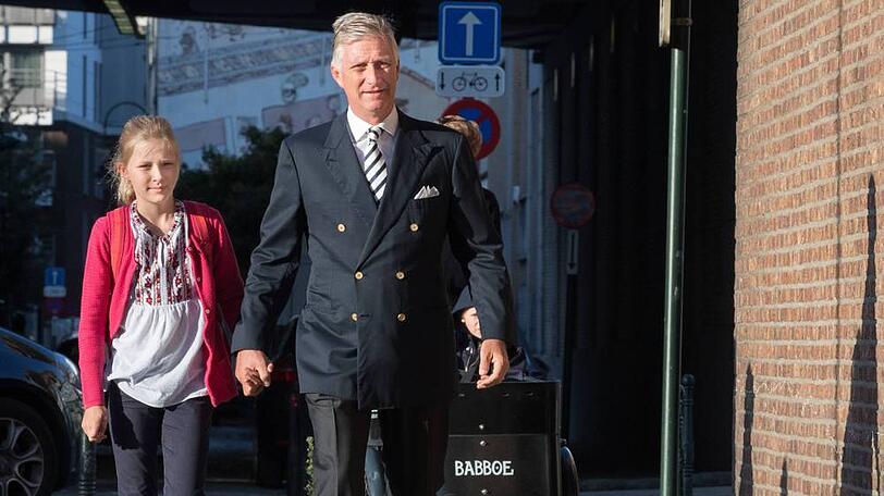 König Philippe von Belgien mit Tochter Eléonore auf dem Weg zur Schule