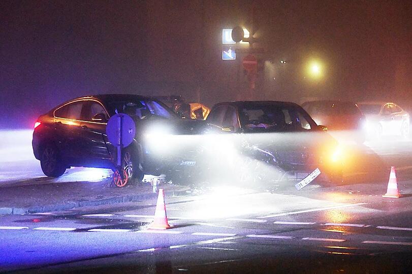 Am Donnerstag ist eine 37-jährige Münchnerin mit ihrem Mercedes in den BMW eines 45-Jährigen gestoßen.