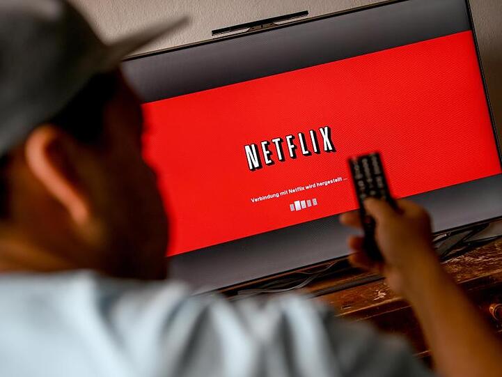 Während viele Firmen unter der Corona-Krise leiden, profitiert Netflix davon, dass viele Menschen ihr Zuhause kaum noch verlassen.