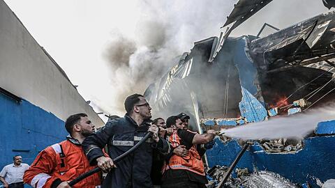 L&ouml;schversuche an einer brennenden Fabrik in&nbsp;Gaza.