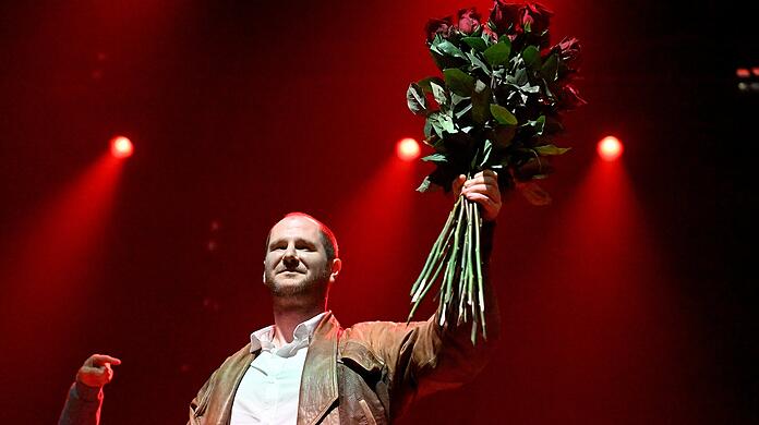 Wanda spielten am Dienstagabend im Zenith – Frontmann Marco Michael Wanda mit Bandscheibenvorfall.