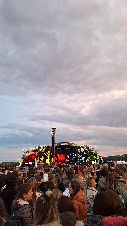 Auftritt Ed Sheeran mit vielen Schmetterlingen Auftritt Ed Sheeran mit vielen Schmetterlingen