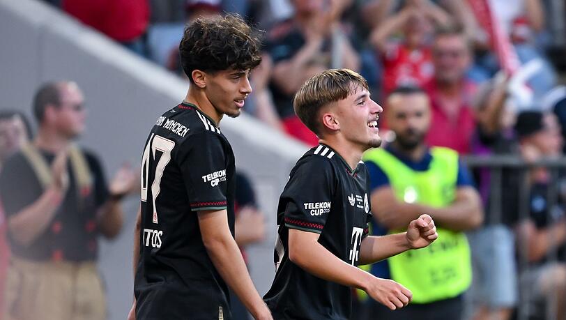 Der 19-J&auml;hrige David Santos Daiber (li.) ist regelm&auml;&szlig;ig Teil des Profikaders.