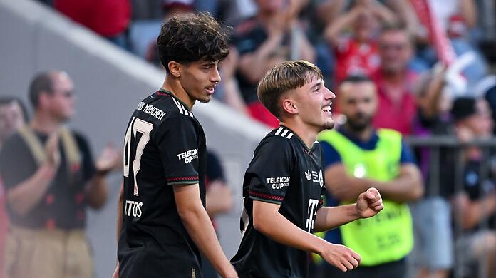 Der 19-J&auml;hrige David Santos Daiber (li.) ist regelm&auml;&szlig;ig Teil des Profikaders.