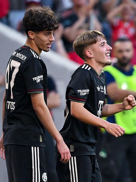 Der 19-J&auml;hrige David Santos Daiber (li.) ist regelm&auml;&szlig;ig Teil des Profikaders.