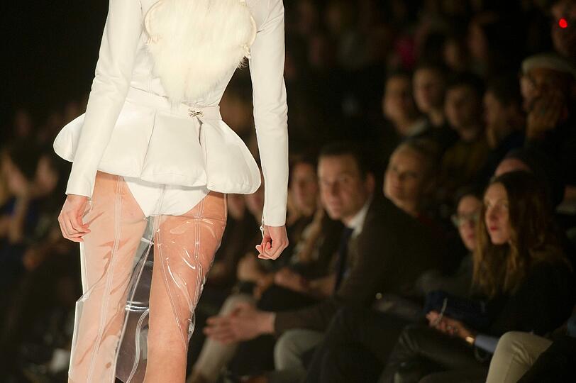 Was soll das denn? Eigenartiger Regen-Rock, der tief (oder eher: hoch) blicken lässt... Präsentiert vom spanischen Designer Leandro Cano auf der Fashion Week in Berlin.
