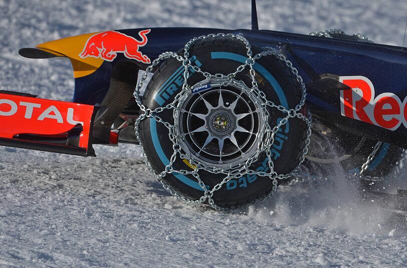 Lautlose Drifts, statt rauchender Gummis: In Kitzbühel fuhr Max Verstappen mit seinem Formel-1-Renner vor malerischer Bergkulisse auf einer Skipiste.