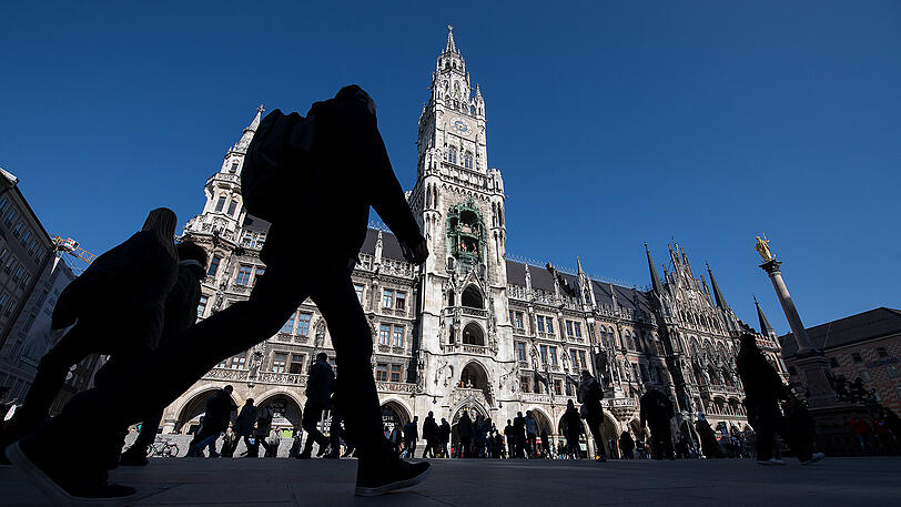 Taschenkontrollen, ein neues Alarmsystem und mehr Wachpersonal: Nur einige von vielen neuen Sicherheitsmaßnahmen im Münchner Rathaus.