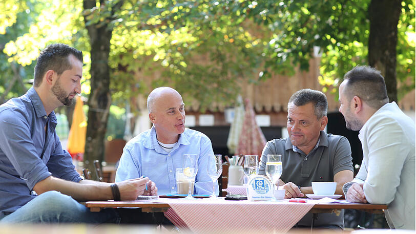 Robert Reisinger (2. v. li.) und Manfred Schwabl (2. v. re.) im Gespräch mit den AZ-Reportern Matthias Eicher und Patrick Mayer.