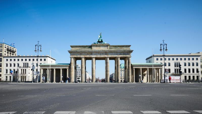 Selbst zur Hauptverkehrszeit ist die Ebertstraße vor dem Brandenburger Tor leer. Selbst zur Hauptverkehrszeit ist die Ebertstraße vor dem Brandenburger Tor leer.