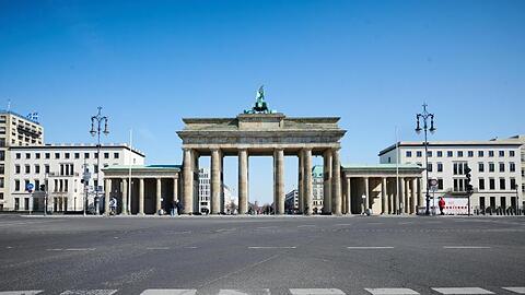 Selbst zur Hauptverkehrszeit ist die Ebertstraße vor dem Brandenburger Tor leer.