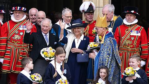 König Charles II. und Königsgemahlin Camilla winken der Menge zu - sind sie als Repräsentanten der Monarchie noch zeitgemäß?