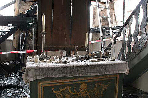 In der Sakristei hinter dem Altar brach das Feuer durch eine brennende Kerze aus.