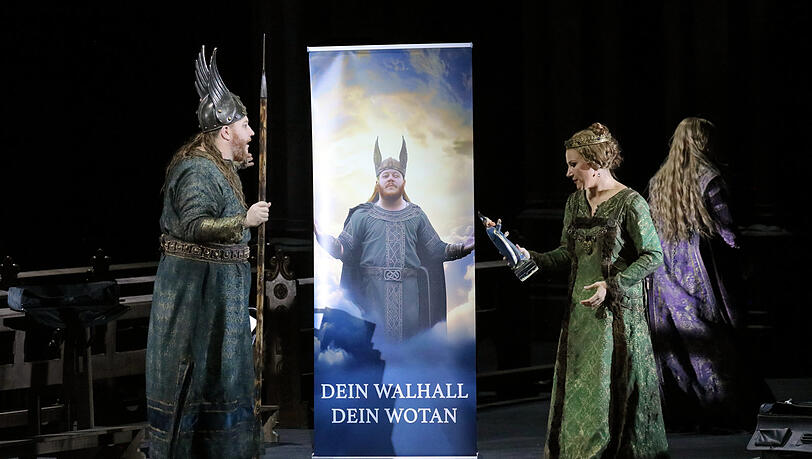 Nicholas Brownlee als Wotan mit Ekatarina Gubanova als Fricka im "Rheingold". Nicholas Brownlee als Wotan mit Ekatarina Gubanova als Fricka im "Rheingold".