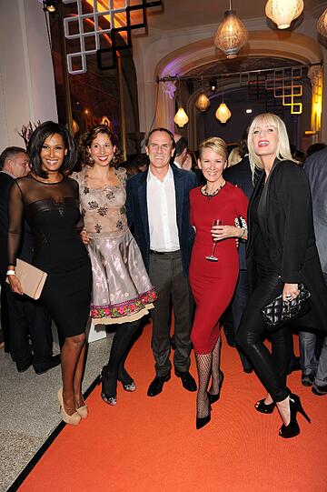 Marie Amiere, Lola Paltinger, Richard Reitzner, Clarissa Jungbluth und Sarah Kernbei der HSE24 Champagner Bar auf der Nacht der Medien in München am 16.10.2013