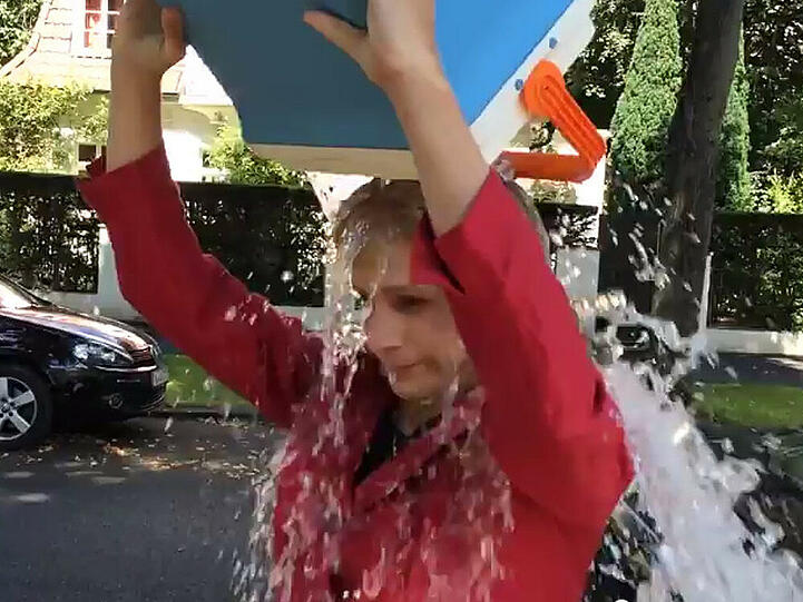 Wasser marsch: Oliver Pocher alias Angela Merkel gönnt sich eine eiskalte Dusche