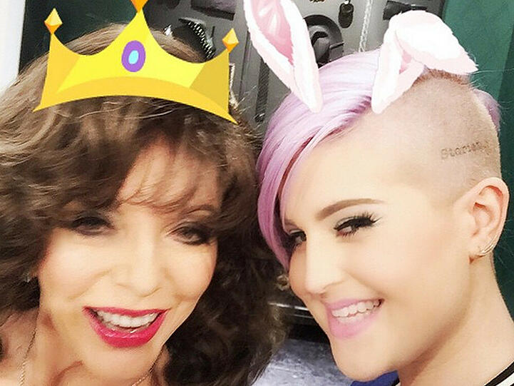 Kelly Osbourne posiert mit ihrem Idol Joan Collins