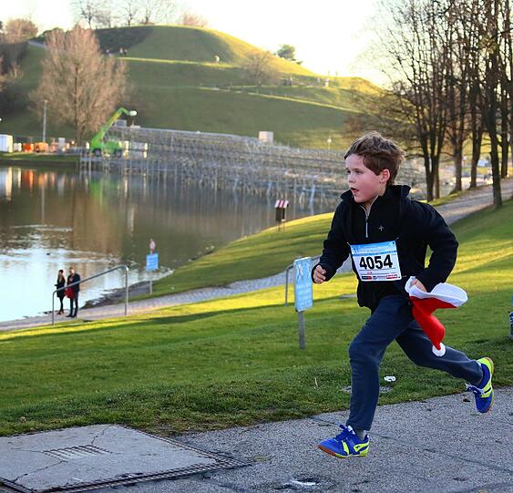 Am Samstag liefen mehr als 1.700 Münchner durch den Olympiapark. Die Bilder vom Nikolauslauf.