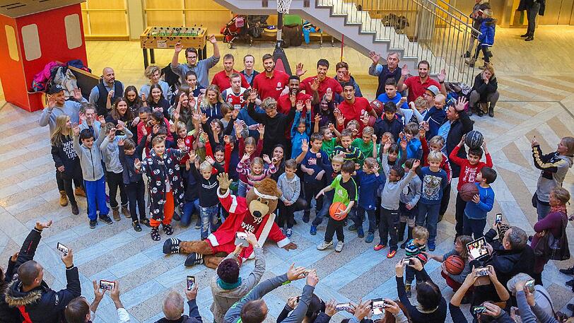 Bayerns Basketballer sorgten für leuchtende Kinderaugen.