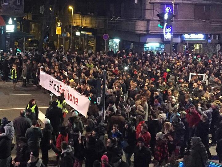 Zehntausende Menschen demonstrieren den zehnten Samstag in Folge gegen Präsident Vucic.