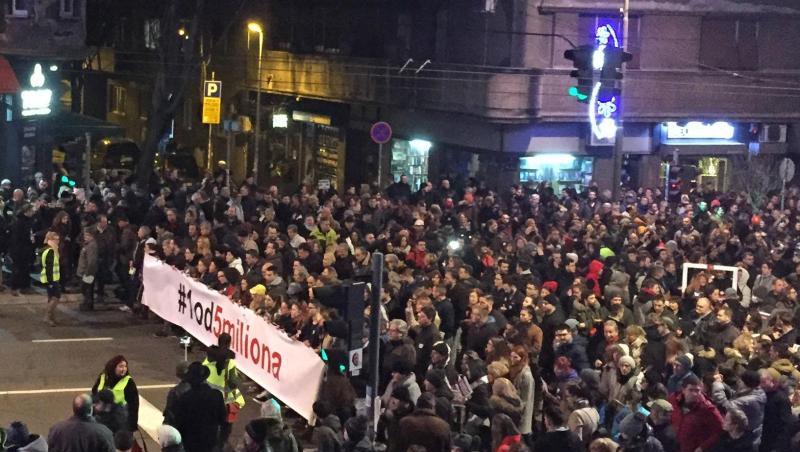 Zehntausende Menschen demonstrieren den zehnten Samstag in Folge gegen Präsident Vucic. Zehntausende Menschen demonstrieren den zehnten Samstag in Folge gegen Präsident Vucic.