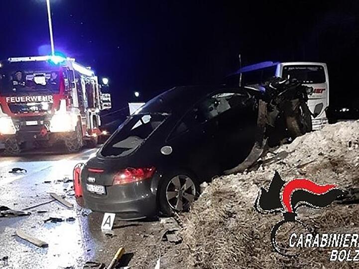 Das von den Carabinieri Bozen herausgegebene Foto zeigt den Unfallwagen.