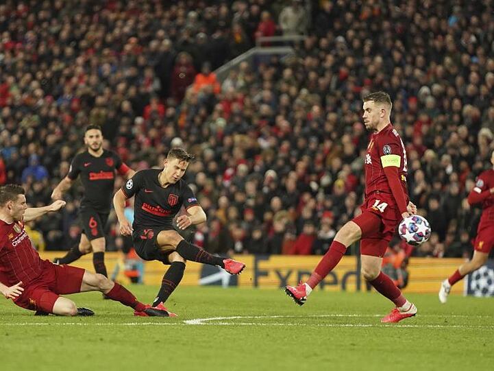 Atléticos Marcos Llorente (3.v.l) sorgte mit seinen zwei Toren für das Aus von Liverpool.