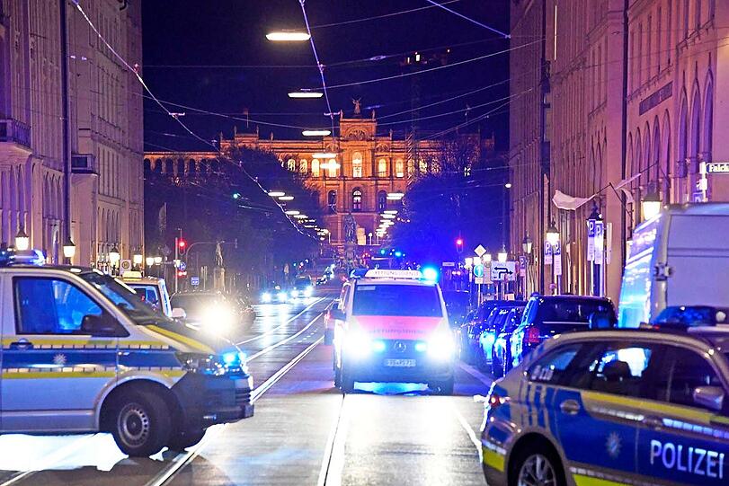 Großaufgebot der Polizei auf der Maximilianstraße am Donnerstagabend.