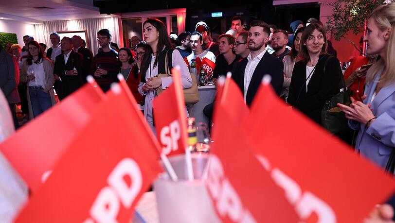 Betroffene Gesichter bei der SPD-Wahlparty am Sonntagabend. Die Sozialdemokraten haben die Wähler nicht überzeugt. Betroffene Gesichter bei der SPD-Wahlparty am Sonntagabend. Die Sozialdemokraten haben die Wähler nicht überzeugt.