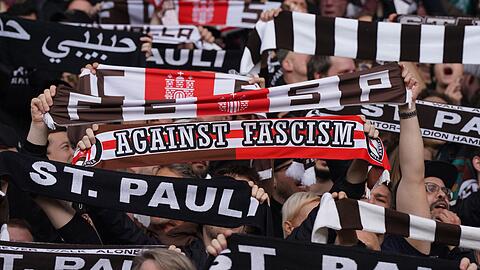 St. Pauli will einen möglichen Aufstieg in die Fußball-Bundesliga nicht nur mit einer Fan-Party, sondern mit einem Aktionstag für Demokratie, gegen Rassismus, Antisemitismus und Diskriminierung feiern.