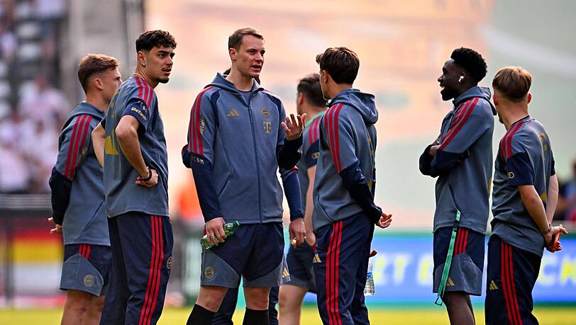 Manuel Neuer war bei der Platzbegehung des FC Bayern dabei. Manuel Neuer war bei der Platzbegehung des FC Bayern dabei.
