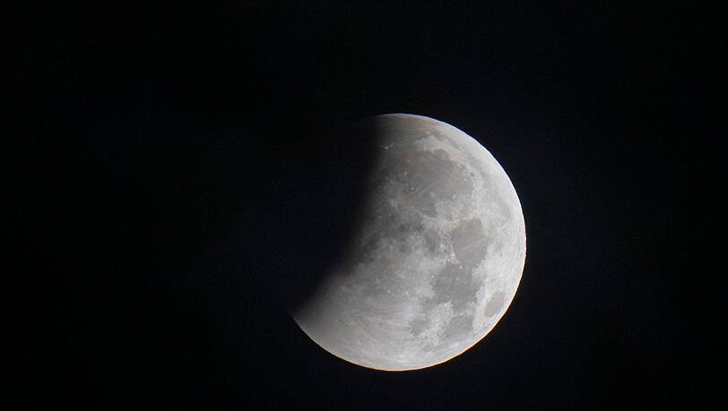 In Bayern war der Beginn der partiellen Mondfinsternis teils gut zu sehen. In Bayern war der Beginn der partiellen Mondfinsternis teils gut zu sehen.