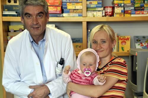 Baby Kate mit seiner Mutter Luliia Menkovska und dem operierenden  Arzt Dr. Edward Malec.