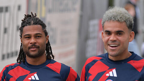 Bayerns Fl&uuml;gelduo im Fokus: Serge Gnabry (l.) kehrt zur&uuml;ck, und sch&uuml;rt den Konkurrenzkampf mit Luis D&aacute;z.
