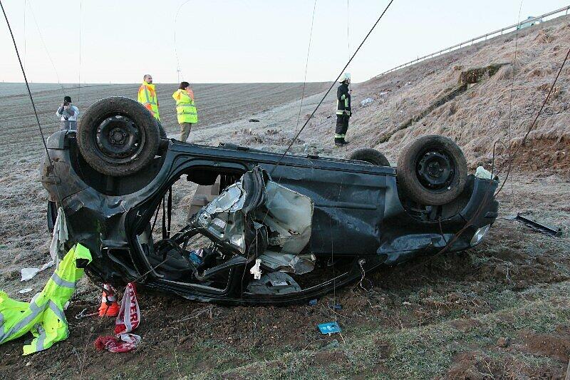 Die schrecklichen Bilder vom Unfall in der Holledau: Ein Teenager starb, als der Polo die steile Böschung hinabstürzte, zwei wurden schwer verletzt.
