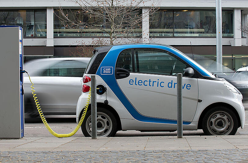 Die Zahl der neu zugelassenen E-Autos ist weiter sehr gering.