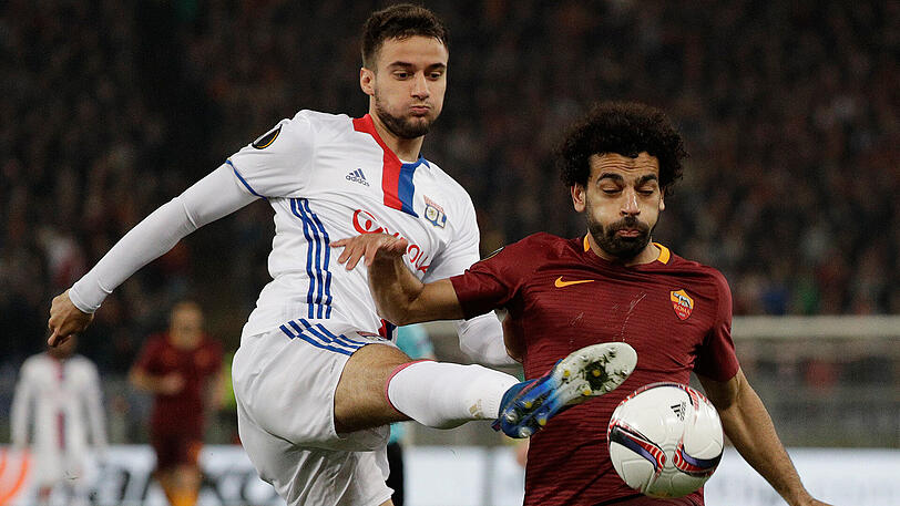 Lyons Emanuel Mammana (l) und Roms Mohamed Salah kämpfen um den Ball.