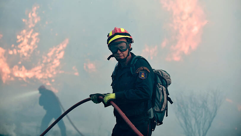 Kampf gegen die Flammen: Ein Feuerwehrmann im Einsatz nahe Athen.