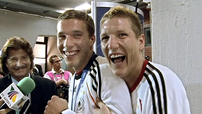 Klarer Fall von "bei der Geburt getrennt": Schweinsteiger und sein Kumpel Lukas Podolski (l.), hier bei der WM 2006 in Deutschland. Klarer Fall von "bei der Geburt getrennt": Schweinsteiger und sein Kumpel Lukas Podolski (l.), hier bei der WM 2006 in Deutschland.