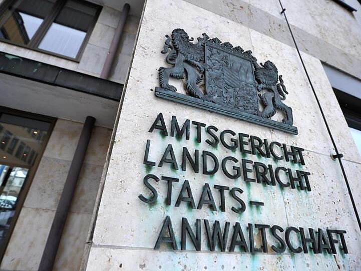 Am Landgericht Coburg ist der Schriftzug "Amtsgericht, Landgericht, Staatsanwaltschaft" angebracht. Foto: picture alliance / dpa / Archivbild