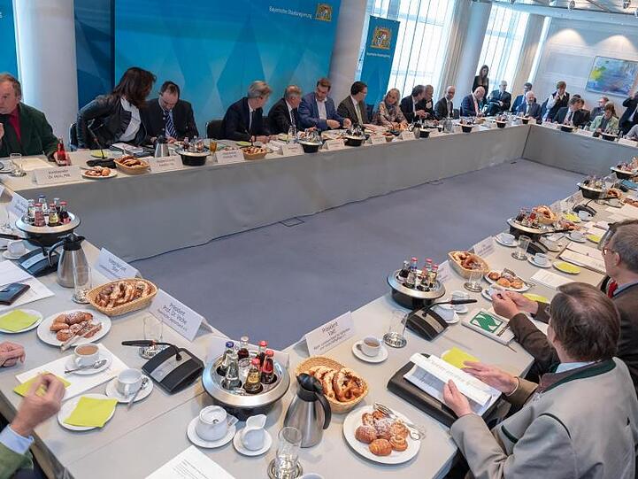 Der Runde Tisch zur Artenvielfalt in der bayerischen Staatskanzlei. Foto: Peter Kneffel