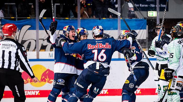 Befreiendes Tor: In einem Überzahlspiel trifft Austin Ortega (Zweiter von links) zum 1:0 des EHC gegen die Bietigheim Steelers.