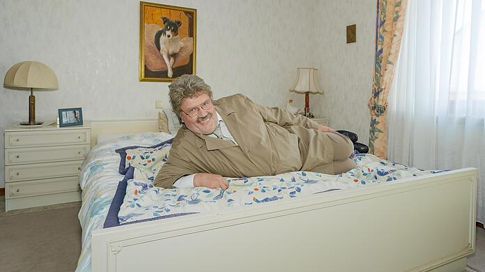 In der Höhle des Löwen: Horst Schlämmer posiert lasziv(?) im Schlafzimmer