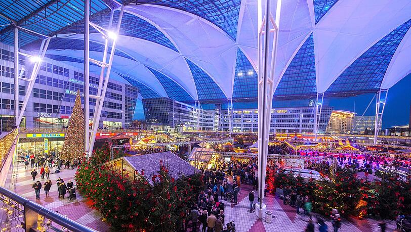 Der Weihnachts- und Wintermarkt inmitten eines Tannenwaldes. Der Weihnachts- und Wintermarkt inmitten eines Tannenwaldes.