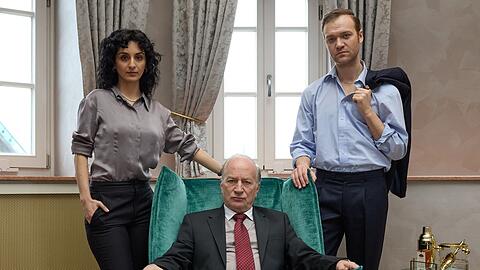 In "Doping", dem neuen Stück von Nora Abdel-Maksoud spielt Vincent Redetzki (rechts) den aufstrebenden  FDP-Politiker Lütje Wesel, Safak Sengül, Stefan Merki sind auch dabei.